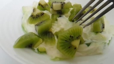kivi çatal ile yoğurt