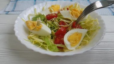 salata lahana domates yumurta çatal yavaş hareket