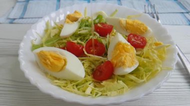 salata lahana domates yumurta, yağ, ağır çekim çekim sulanmış topraklar
