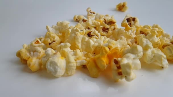 Popcorn Flugor Vit Bakgrund Slow Motion — Stockvideo