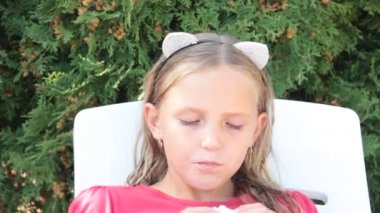 küçük kız doğada bir sandviç yeme