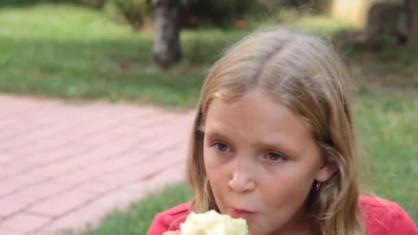 Μικρό Κορίτσι Φύση Τρώγοντας Ροδάκινο — Αρχείο Βίντεο