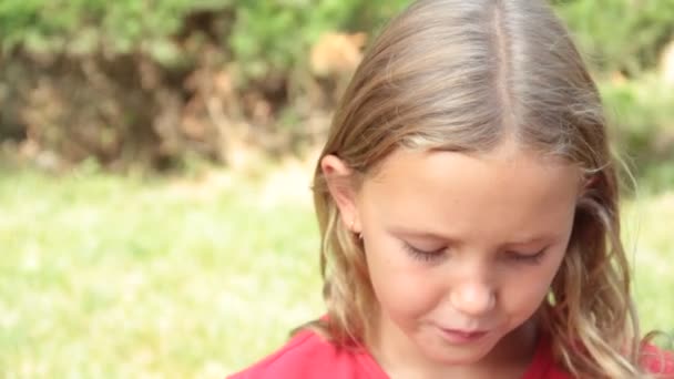 Μικρό Κορίτσι Φύση Πίνει Νερό Από Ένα Ποτήρι — Αρχείο Βίντεο