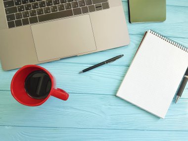 Masaüstü üstten görünüm dizüstü mavi ahşap
