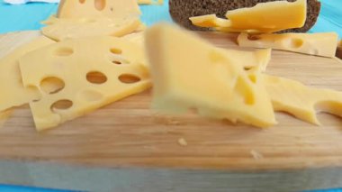 bir ahşap kara tahta parçaları, damla, ağır çekim vurdu Swiss peynir