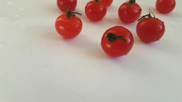 Kirschtomaten Auf Weißem Hintergrund Die Sich Drehen Aufnahmen Zeitlupe — Stockvideo