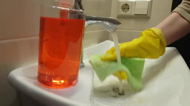 Hände Gelben Handschuhen Waschen Die Spüle — Stockvideo