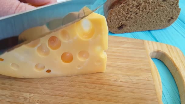 Τυρί Ελβετικό Μαχαίρι Κόβει Αργή Κίνηση — Αρχείο Βίντεο
