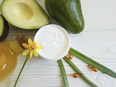 Beyaz tahta üzerine krem yağı kozmetik avokado