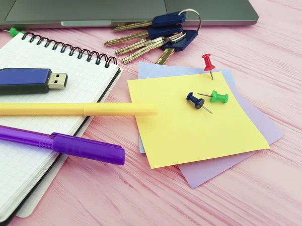 Pushpin Notepad Office Flash Drive — Stock Photo, Image