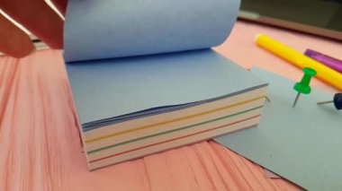 Raptiye, el, defter renkli kağıt