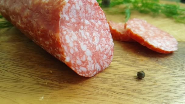 Salsiccia Salame Gocce Pepe Nero Uno Sfondo Legno Slow Motion — Video Stock