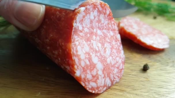 Händer Skära Korv Salami Trä Bakgrund — Stockvideo