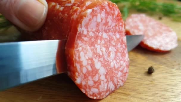 Handen Gesneden Worst Salami Een Houten Achtergrond — Stockvideo