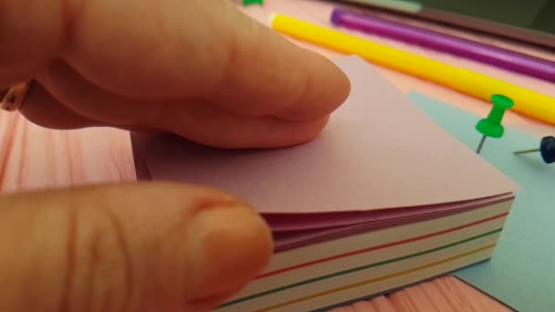 Pulsador Mano Papel Color Del Cuaderno — Vídeo de stock