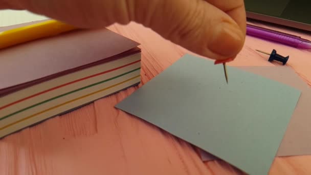 Punaise Hand Kleur Notebookpapier — Stockvideo