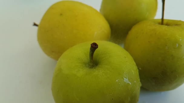 Manzana Verde Mojado Gotea Agua Cámara Lenta — Vídeo de stock