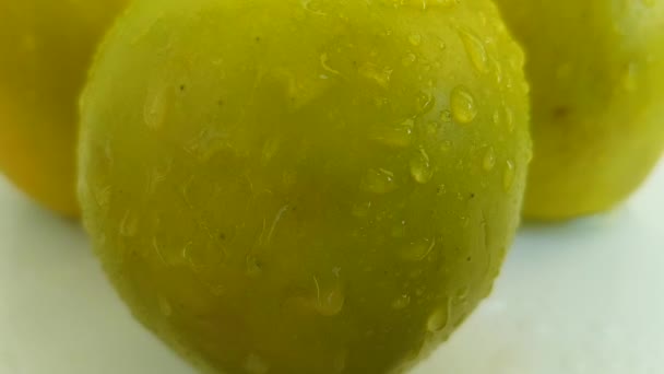 Πράσινο Μήλο Στάζει Υγρό Νερό Αργή Κίνηση — Αρχείο Βίντεο