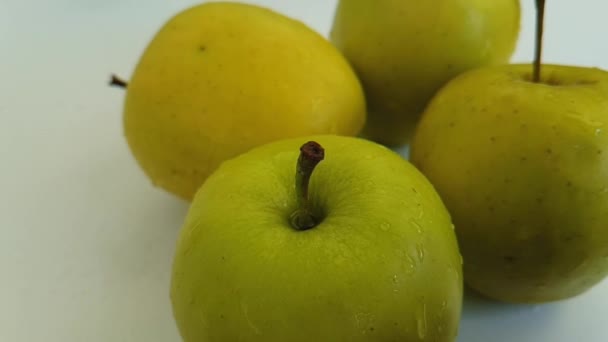 Manzana Verde Mojado Gotea Agua Cámara Lenta — Vídeo de stock