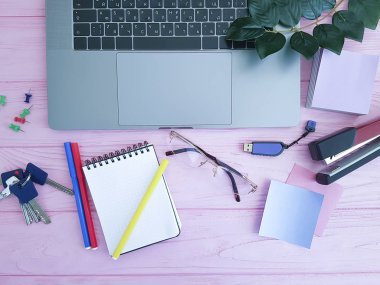 pembe ahşap yukarıda masaüstü dizüstü görünümü