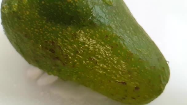 Aguacate Spray Húmedo Agua Sobre Fondo Blanco Cámara Lenta — Vídeo de stock