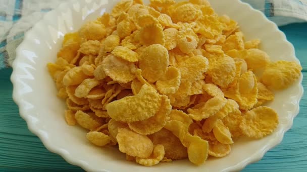 Cornflakes Vallen Een Blauwe Houten Plaat Melk Wordt Gegoten — Stockvideo