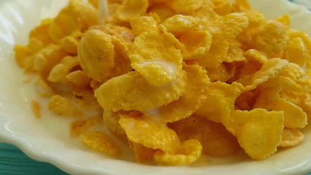 Cornflakes Vallen Een Blauwe Houten Plaat Melk Wordt Gegoten — Stockvideo