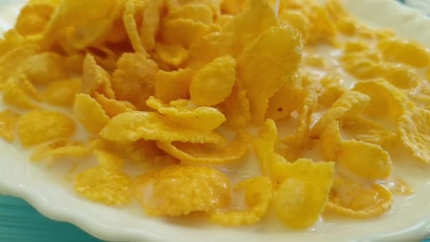 Cornflakes Vallen Een Blauwe Houten Plaat Melk Wordt Gegoten — Stockvideo