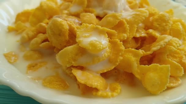 Cornflakes Vallen Een Blauwe Houten Plaat Melk Wordt Gegoten — Stockvideo