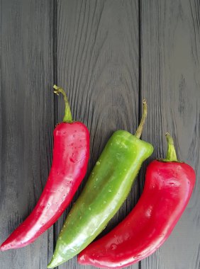 Siyah arkaplanda kırmızı ve yeşil biber