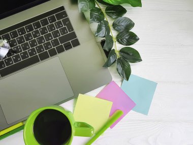 Masaüstü, dizüstü kahve fincanı üstten görünüm Beyaz ahşap