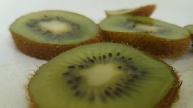 ıslak beyaz su sıçramalarına dilimlenmiş kivi