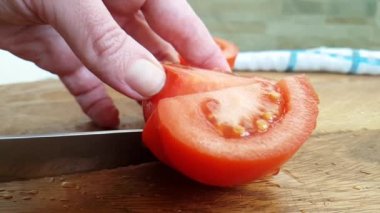 eller bir domates bir ahşap kesim