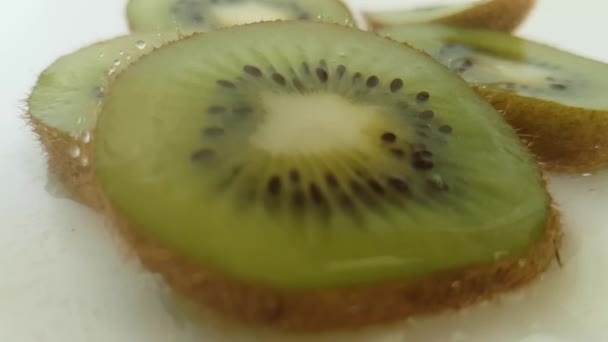 Kiwi Rodajas Mojadas Salpicaduras Agua Blanca — Vídeos de Stock