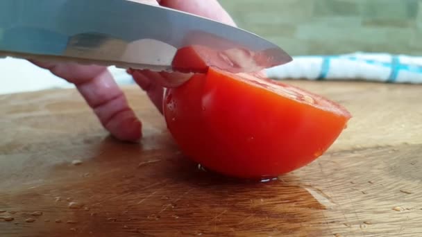 Hände Schneiden Eine Tomate Auf Einem Holz — Stockvideo