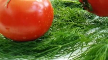      Beyaz arka plan üzerinde ıslak dereotu kırmızı domates sıçramasına sağlıklı gıda, hazırlık damla