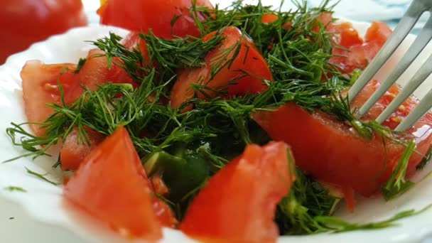 Salade Komkommer Tomaat Druppels Dill Vork — Stockvideo
