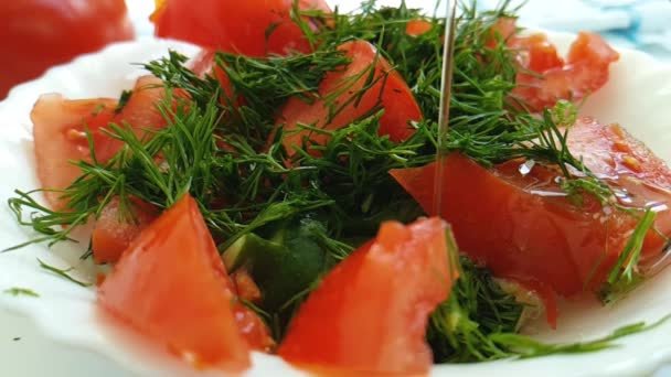 沙拉黄瓜西红柿莳萝倒油 — 图库视频影像