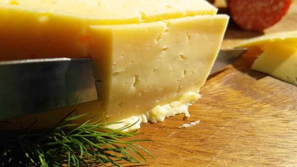 Fromage Coupé Avec Couteau Sur Plan Bois Ralenti — Video