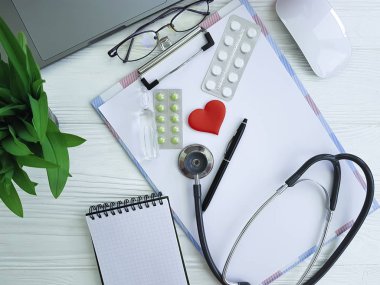 stetoskop dizüstü kalp Masaüstü görünümünü doktor üstte 