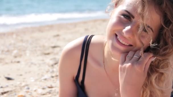 Piękna Dziewczyna Kręcone Włosy Plaży Leży — Wideo stockowe