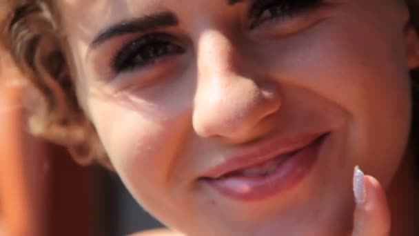 Όμορφο Κορίτσι Χείλη Χαμογελαστό Δάχτυλο — Αρχείο Βίντεο
