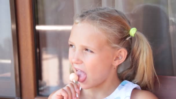 Niña Comiendo Dulces Alegres — Vídeo de stock