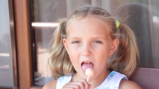 Κοριτσάκι Τρώει Γλυκά Χαρούμενα — Αρχείο Βίντεο