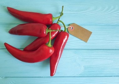 kırmızı biber mavi ahşap arka plan etiketi