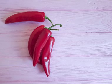 pembe ahşap arka plan üzerinde kırmızı biber