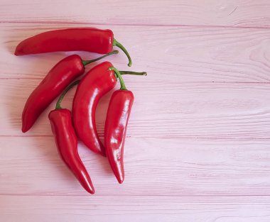 pembe ahşap arka plan üzerinde kırmızı biber