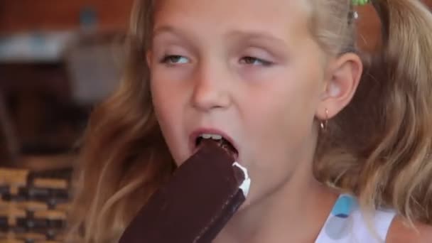 Niña Comiendo Helado Café — Vídeo de stock