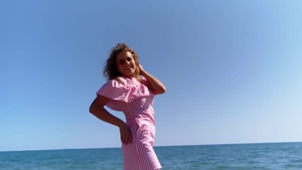 Schöne Mädchen Lockiges Haar Meer Zeitlupe — Stockvideo