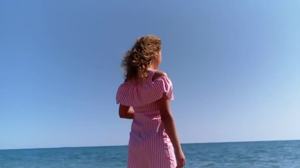 Piękna Dziewczyna Kręcone Włosy Morze Powolny Wniosek — Wideo stockowe
